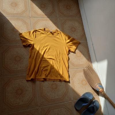 Foto kaos kuning sebelum diedit